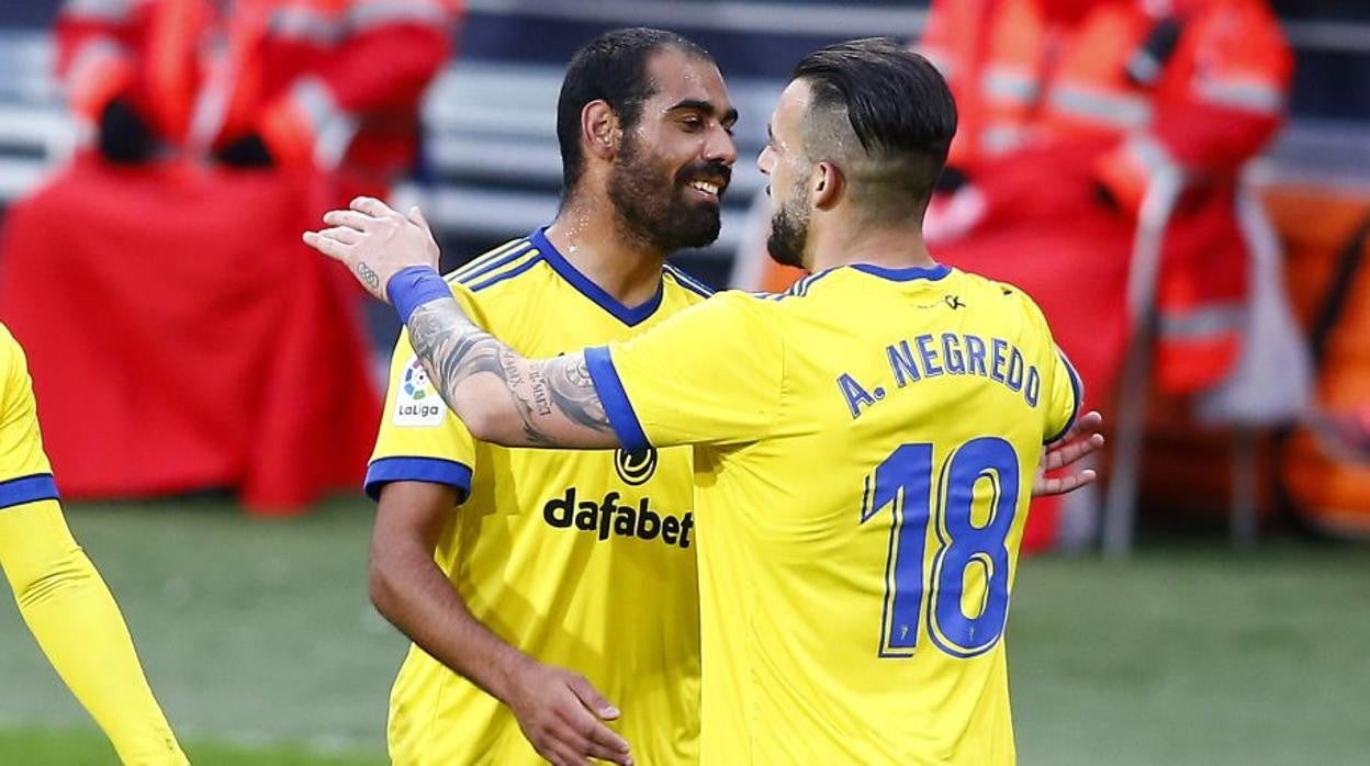 Fali y Negredo en un partido del Cádiz