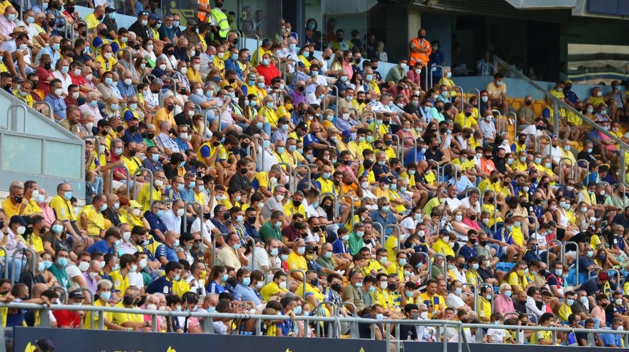 Afición del Cádiz en las gradas del Nuevo Mirandilla