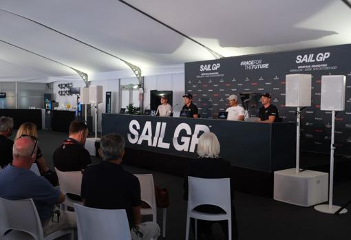 La rueda de prensa se celebró en el muelle de Cádiz.0