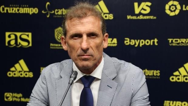 Óscar Arias ve curvas y mete cizaña