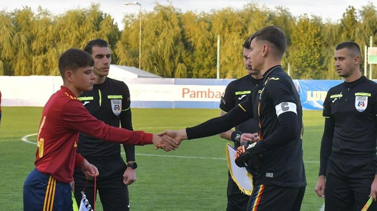 Álvaro Bastida ejerciendo como capitán de la selección española sub18