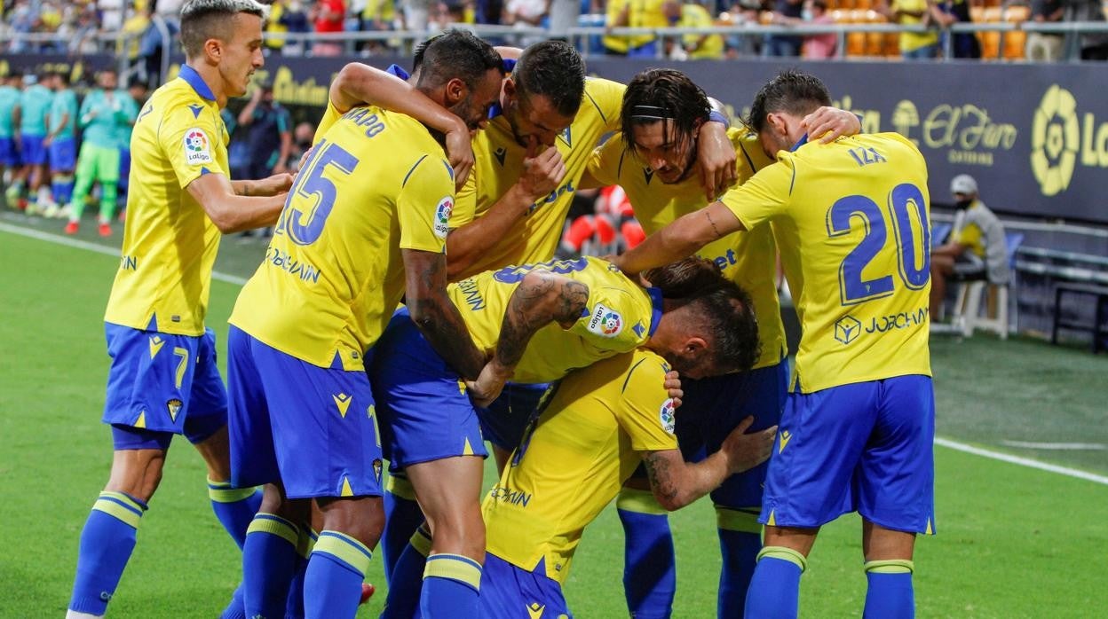 Los jugadores del Cádiz CF celebran un gol esta temporada.