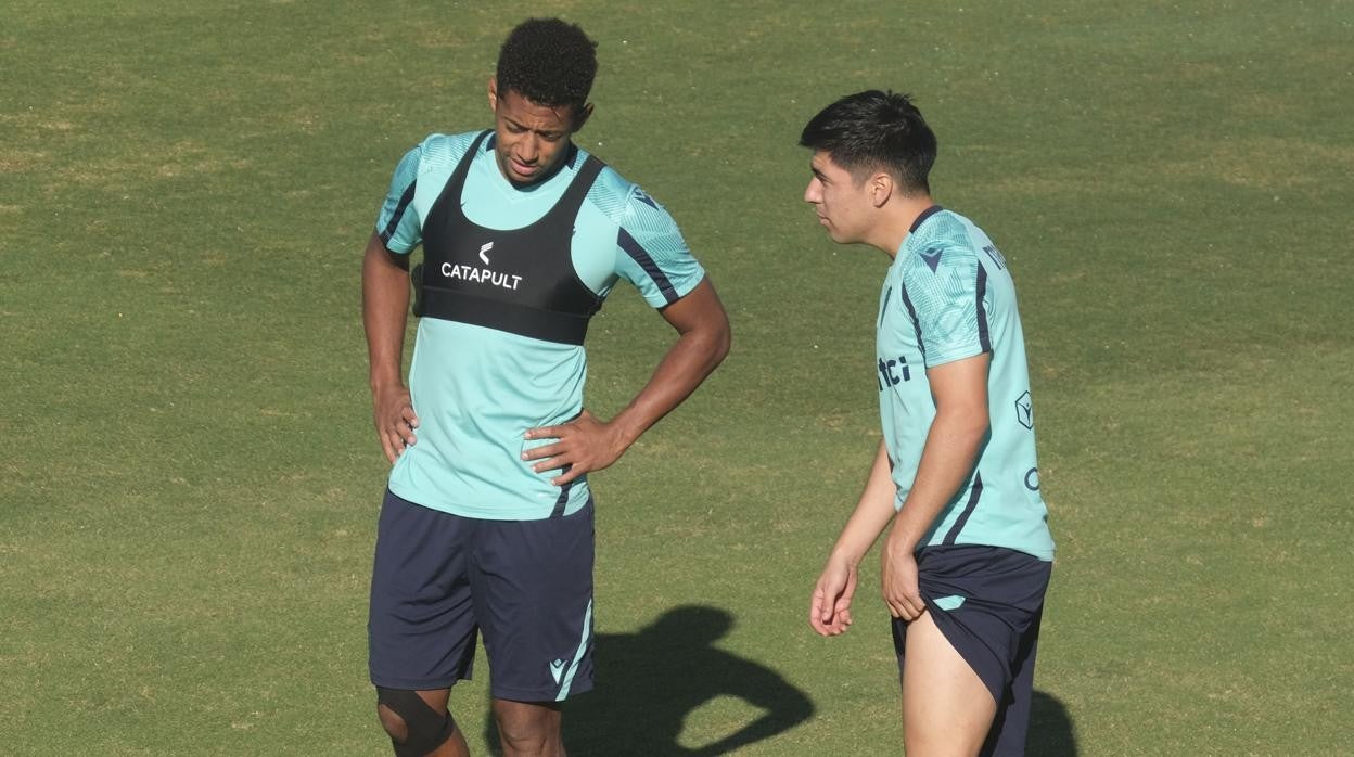 el choco lozano y tomi alarcón, en un entrenamiento.