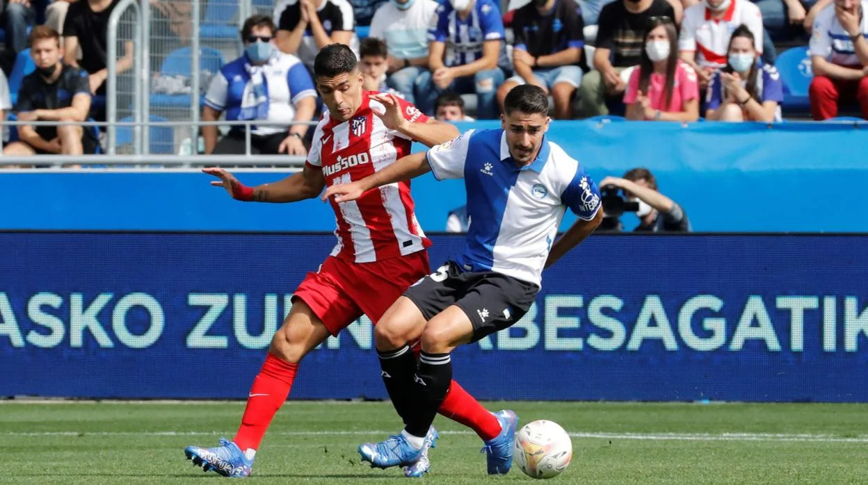 Toni Moya junto a Luis Suárez en el Alavés-Atlético.
