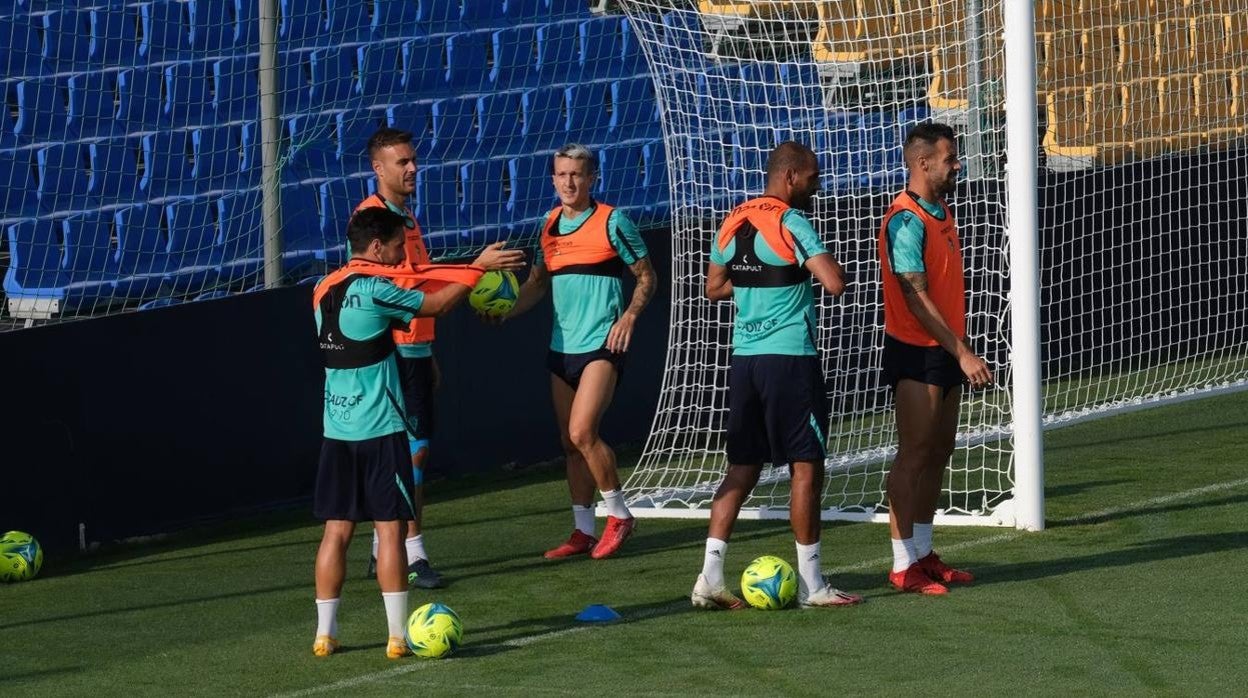 Iza, Salvi, Fali y Negredo apuntan a la titularidad ante el Alavés; Cala lo tiene más difícil.