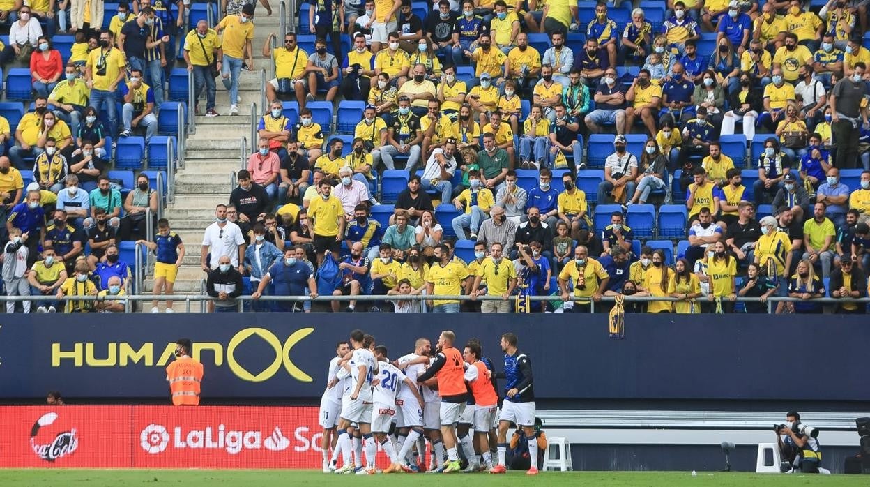 Joselu marcó los dos goles del Alavés ante el Cádiz CF.