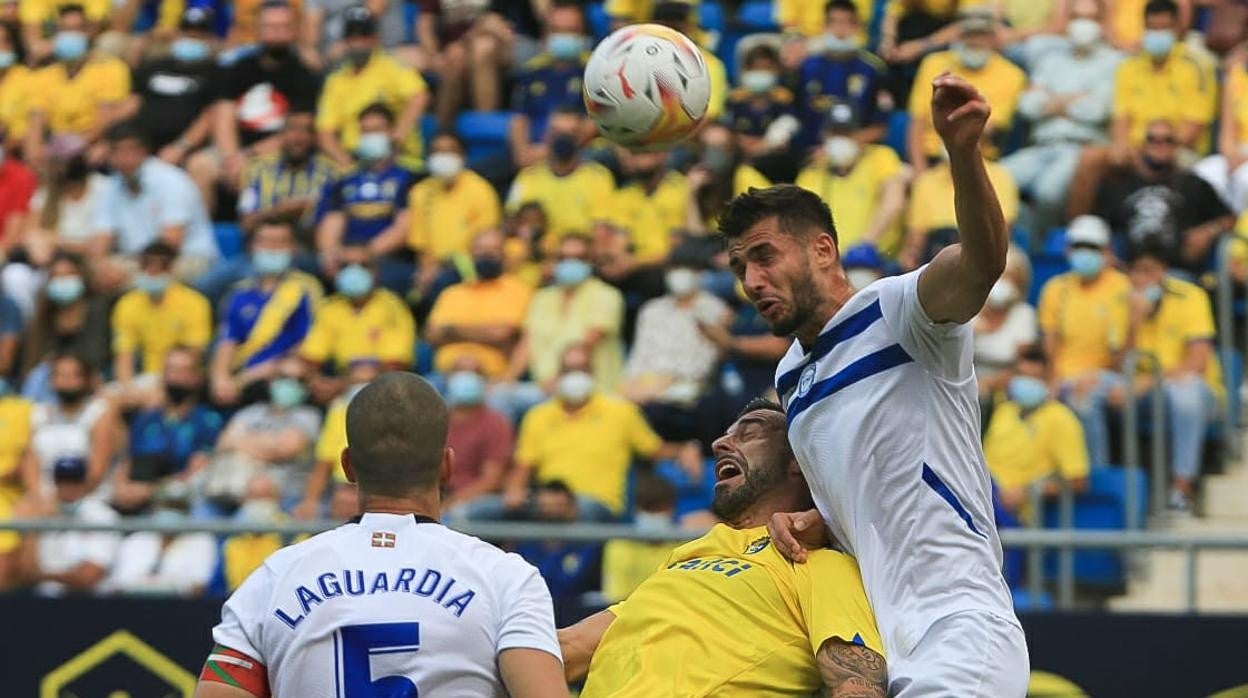 miazga supera a negredo en una acción.