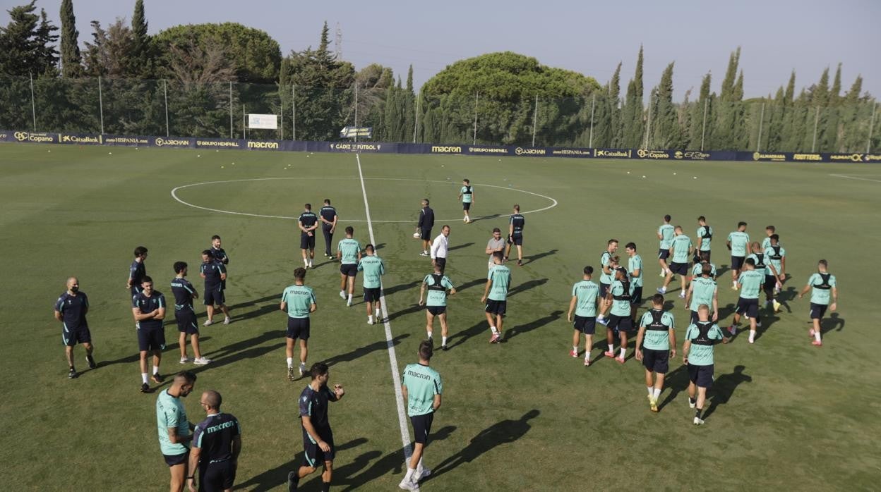 Los jugadores del Cádiz en un entrenamiento en el Rosal.