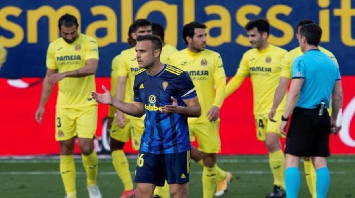 Cala ante los jugadores del Villarreal en el duelo de la pasada temporada.