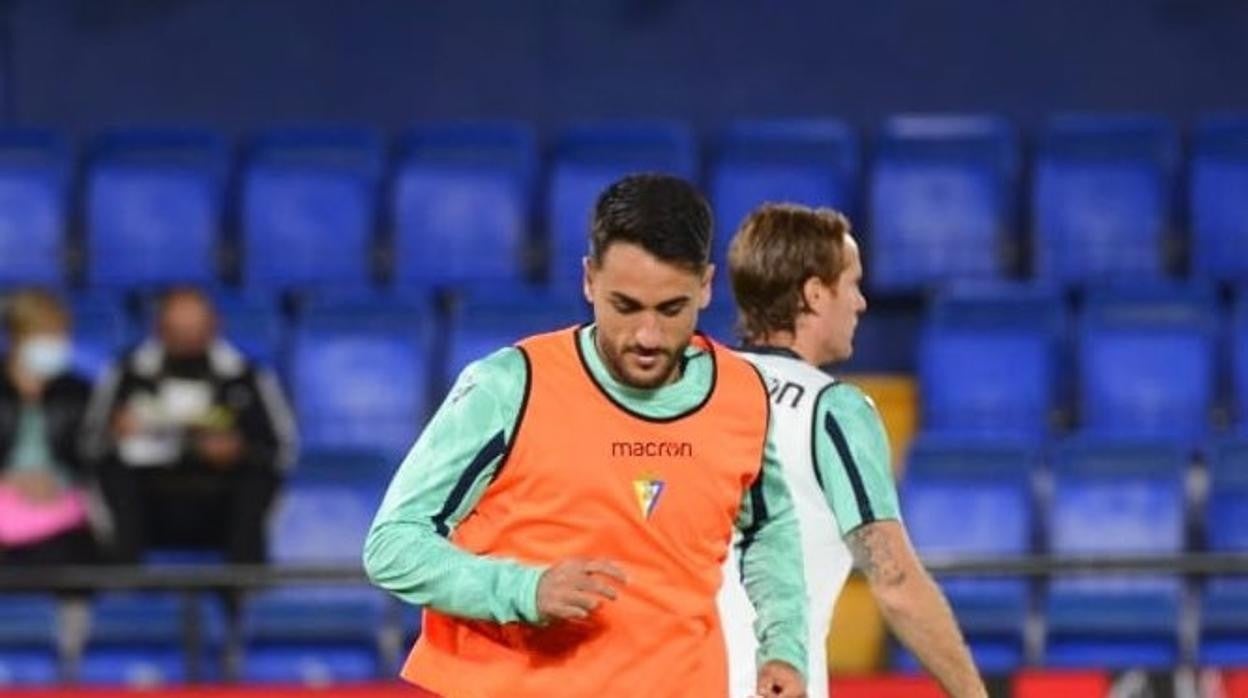 iván chapela, calentando antes del villarreal-cádiz.