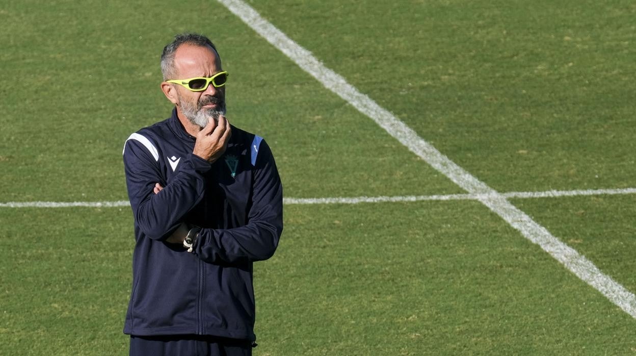 Álvaro Cervera durante un entrenamiento del Cádiz esta temporada.