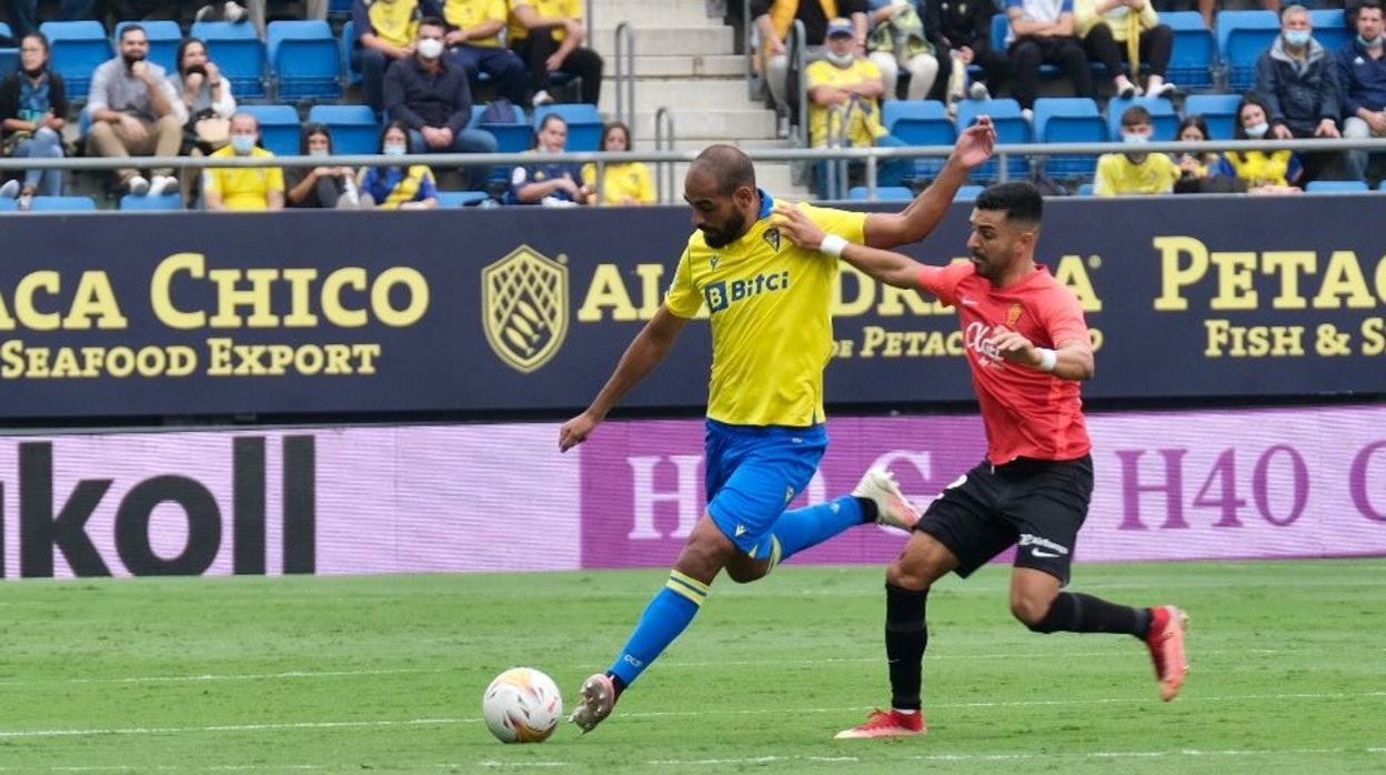 Fali despeja un balón ante el Mallorca.