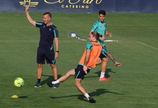 Martín Calderón observa un chut de Álvaro Jiménez durante un entrenamiento del Cádiz CF en El Rosal.