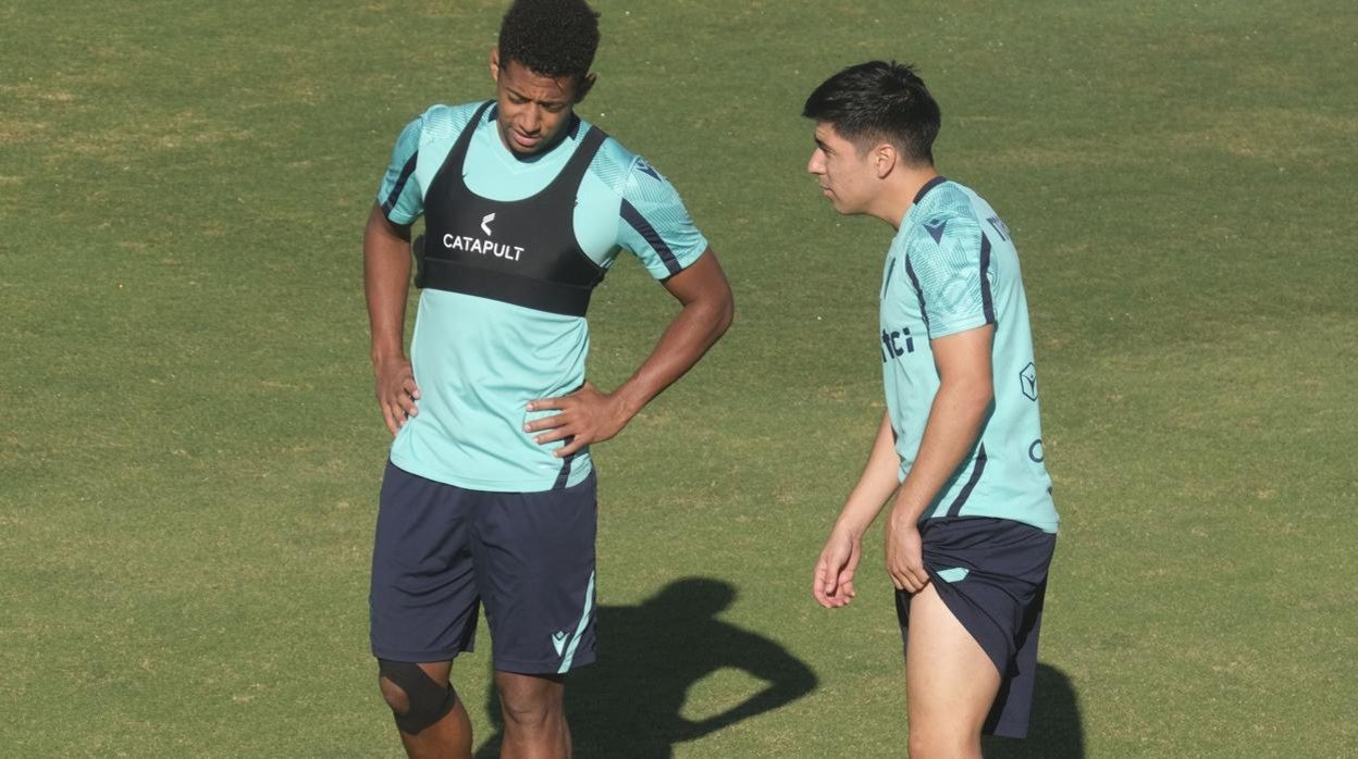 'Choco' Lozano y Tomás Alarcón se ausentarán de los entrenamentos por la llamada de sus selecciones.