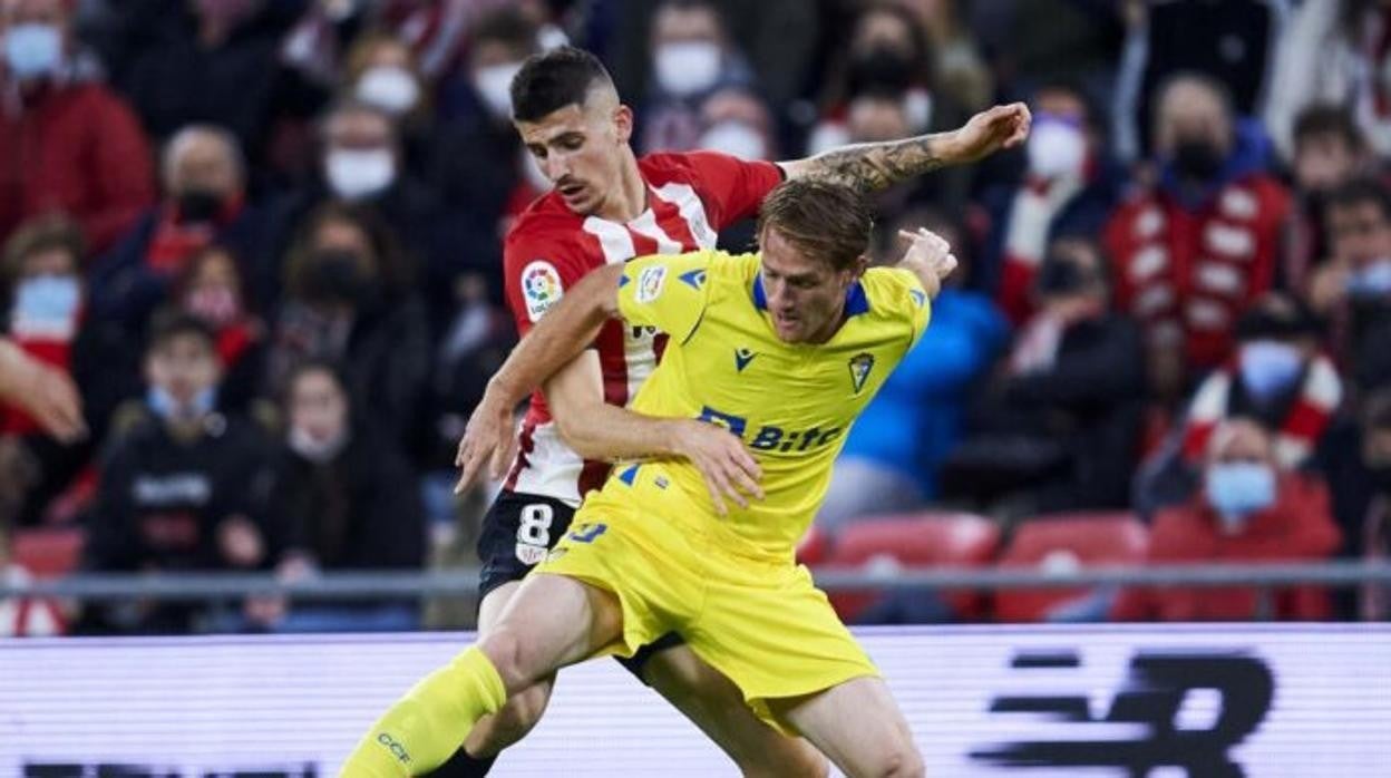 Álex ante Sancet en el partido de San Mamés