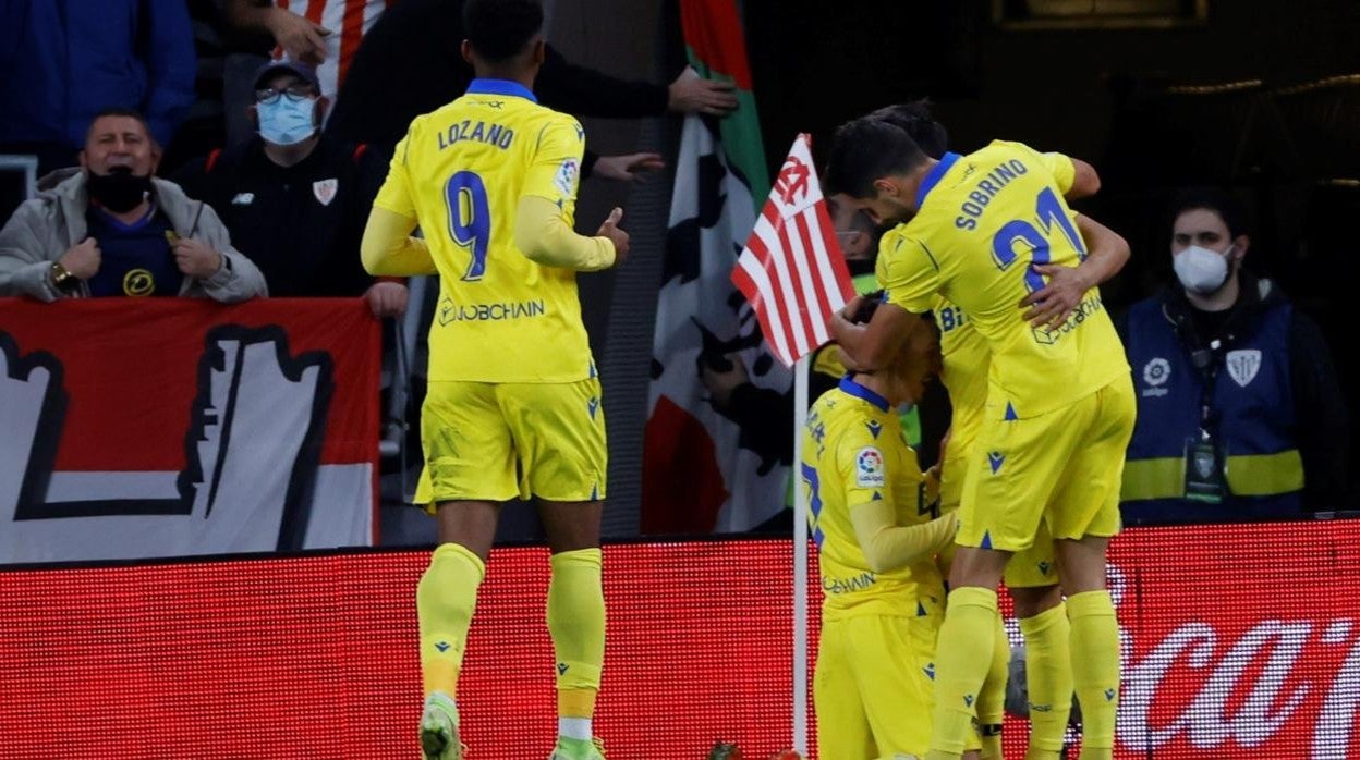 Los jugadores del Cádiz celebran el tanto en San Mamés.