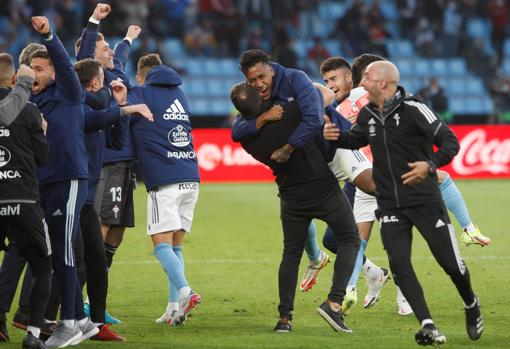 Euforia entre los jugadores del Celta tras empatar en el descuento.