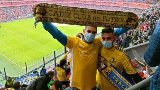 (Vídeo) El bonito gesto de las seguidores del Cádiz con los aficionados del Athletic