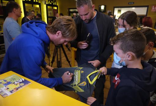 Álex firma una camiseta a unos aficionados del Cádiz CF.