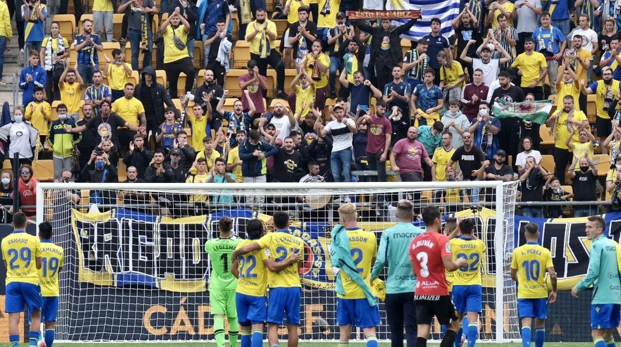 Los jugadores del Cádiz CF saludan a los aficionados al final de un partido.