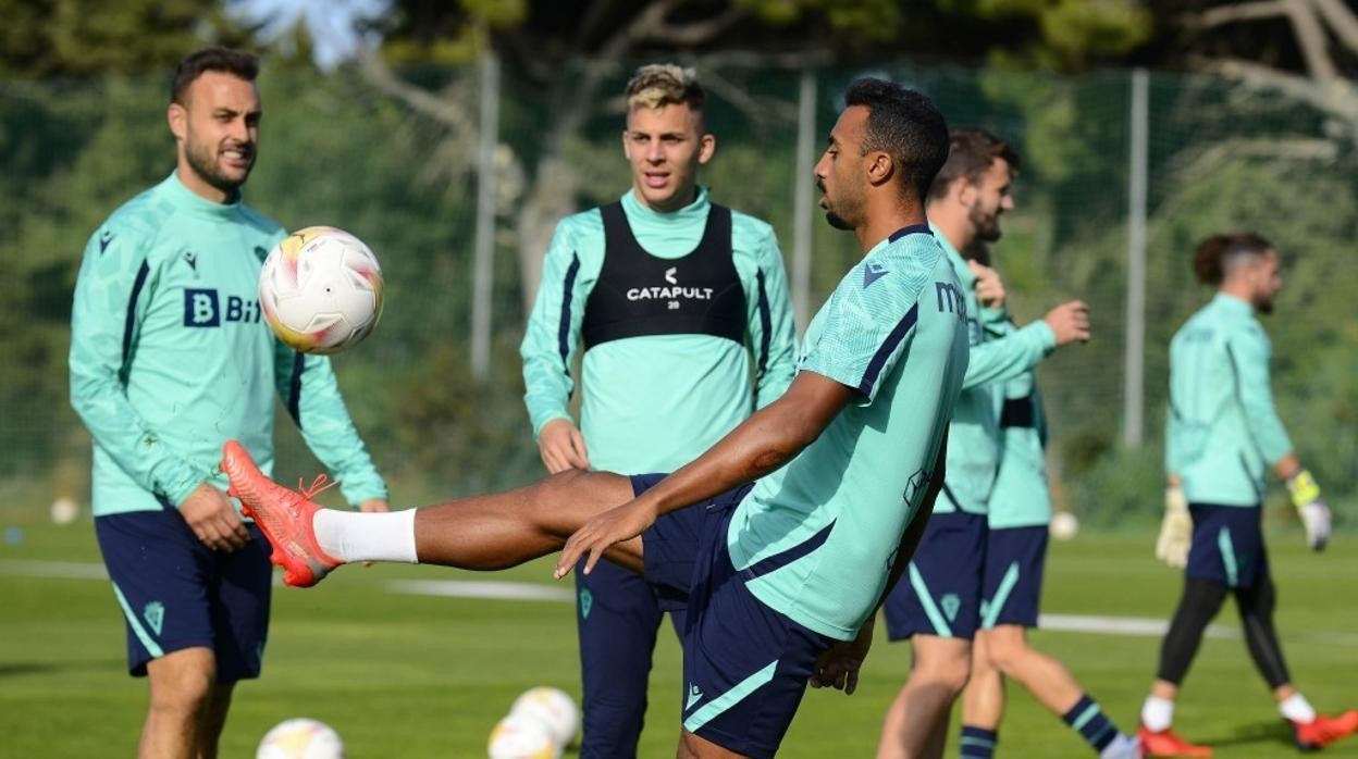 Carlos Akapo en presencia de Juan Cala e Iván Alejo en el entrenamiento de este jueves.