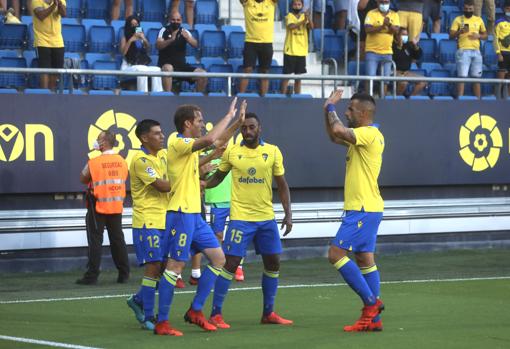 Álex celebra un gol con la elástica del Cádiz CF esta temporada.