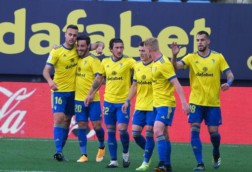 Los jugadores del Cádiz celebran un gol en la pasada temporada.