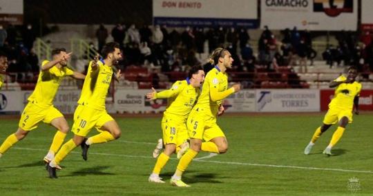 Gudelj y sus compañeros celebran el gol del empate.