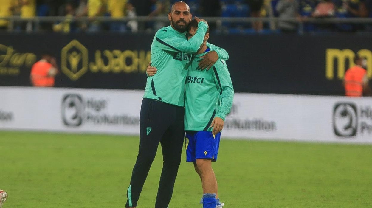 Fali, con Iza cuando acabó lesionado el partido contra el Barcelona.