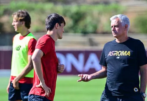 Eldor Shomurodov junto a José Mourinho.