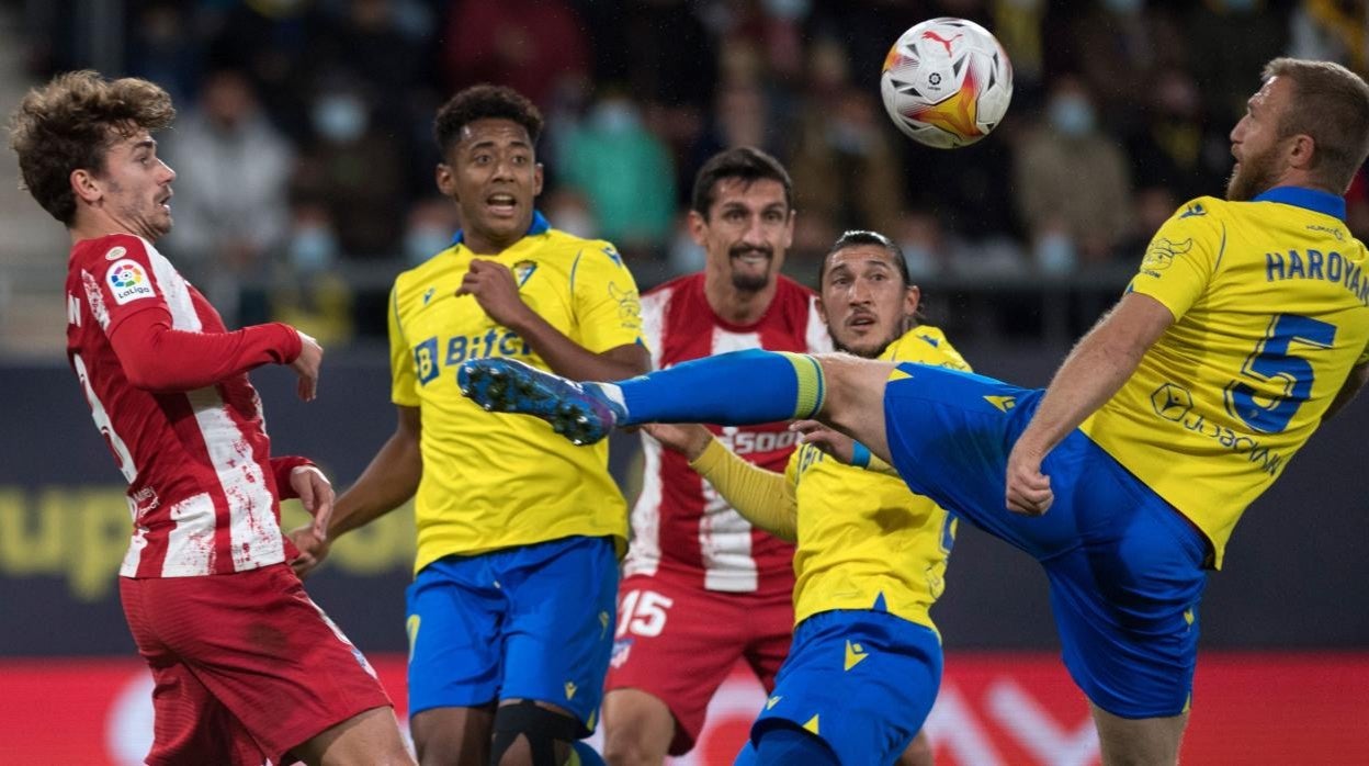 Haroyan, Espino y Lozano ante Griezmann y Savic.