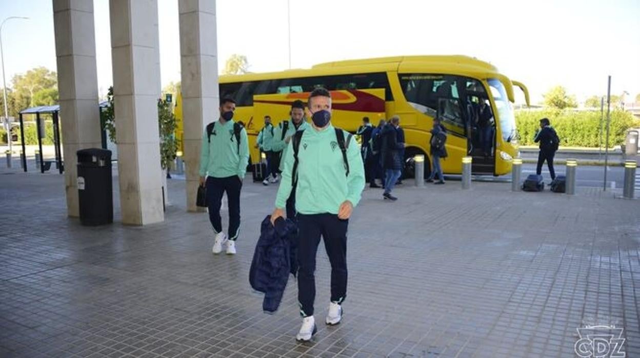 Salvi y varios jugadores del Cádiz iniciando un desplazamiento