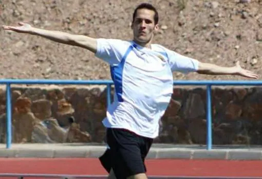 El delantero Nico Carrasco celebra un gol.