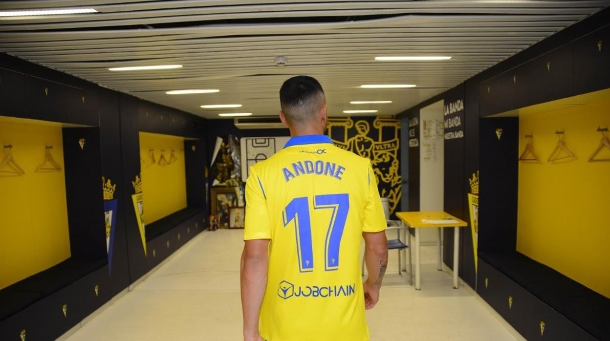 Florin Andone en el vestuario del Cádiz CF