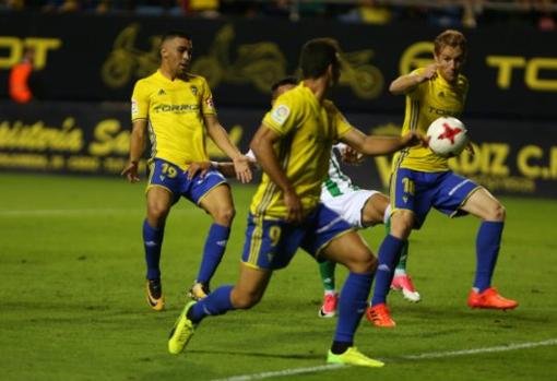 Álex marcó su primer gol con el Cádiz CF en 2017 ante el Real Betis en la Copa del Rey.