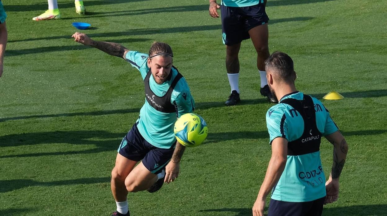 Álvaro Jiménez junto a Alberto Perea en un entrenamiento del Cádiz CF esta temporada.