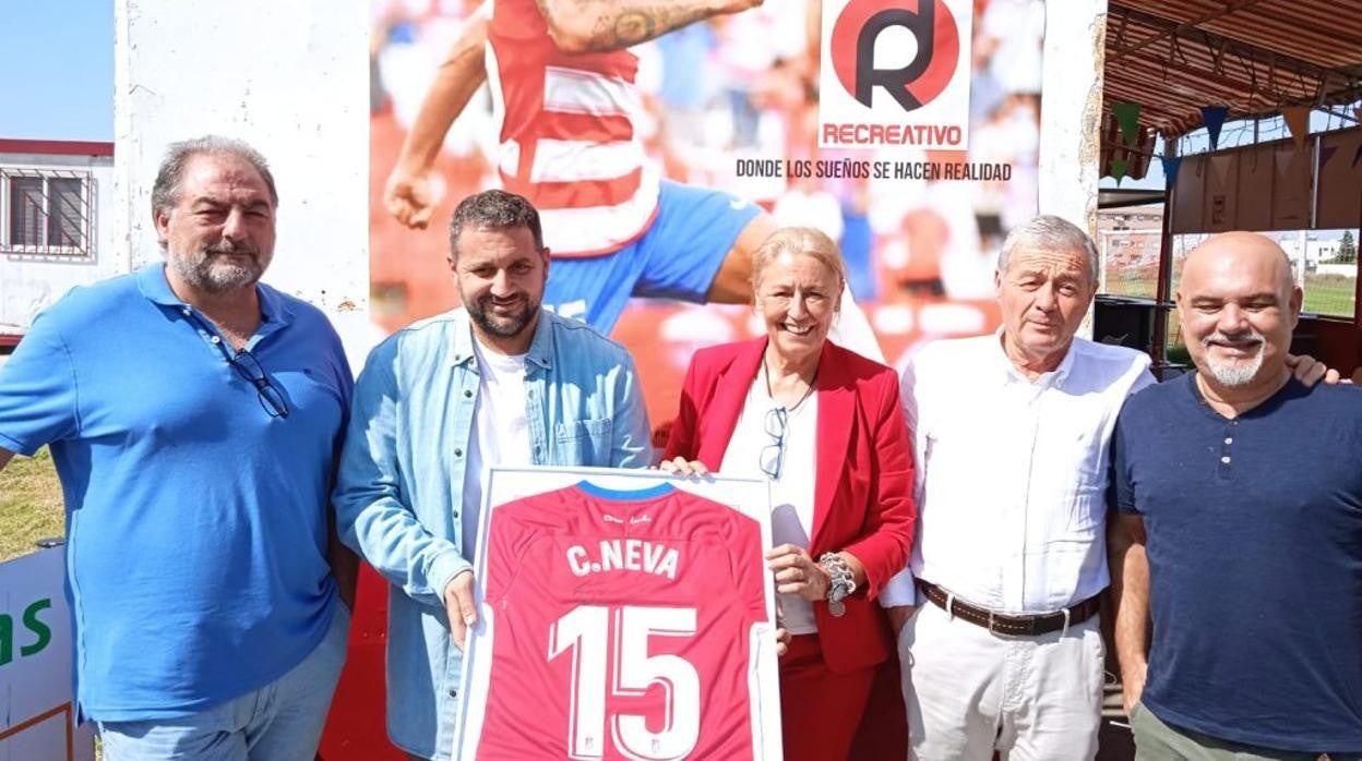 Eloisa Tey, presidenta del Recreativo Portuense, junto a Manolo Muñoz, Ángel Soler, Antonio Flor y Paco López.