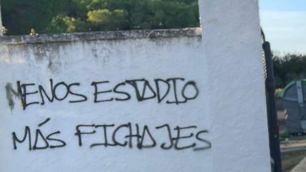 Aparecen pintadas pidiendo a «Vizcaíno, menos estadio y más fichajes»