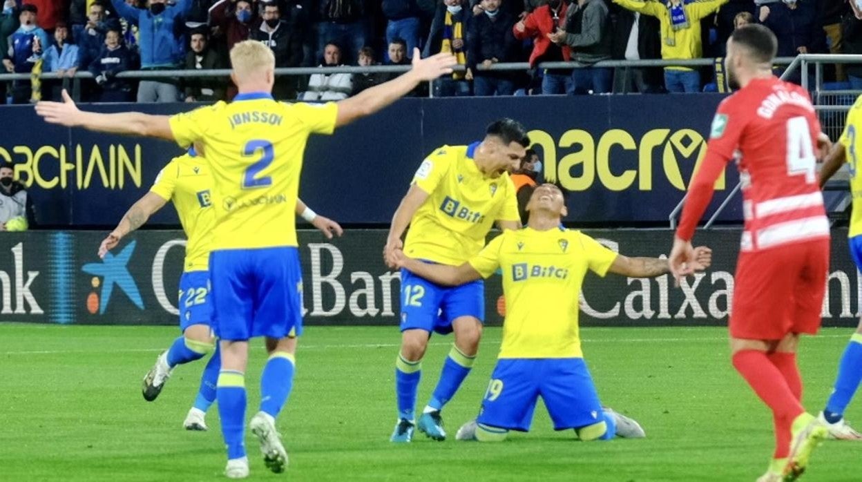 Santiago Arzamendia se estrenó como goleador en el Cádiz CF.