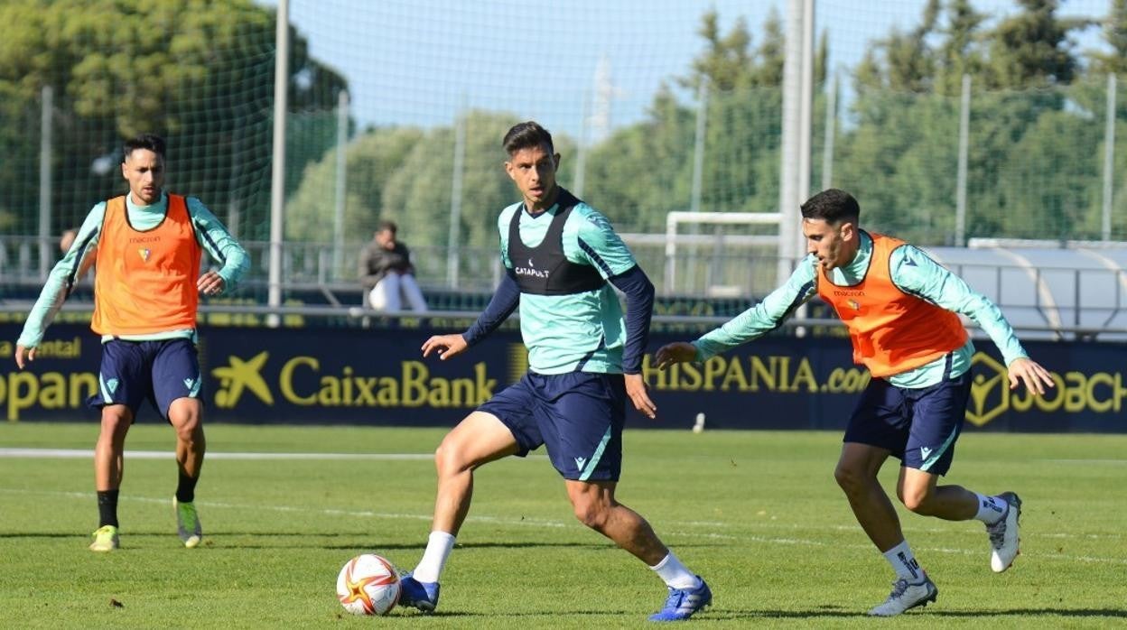 marcos mauro conduce el balón en el rosal.