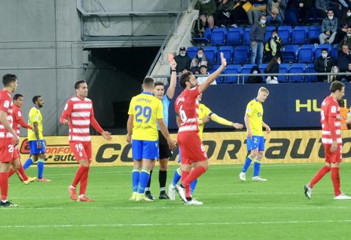 Salvi fue expulsado ante el Granada.