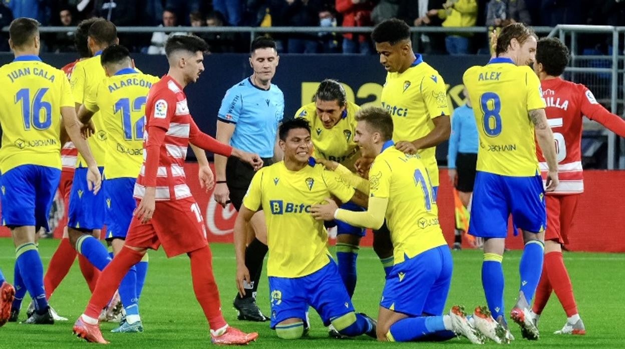 Arzamendia adelantó al cádiz con un gran gol.