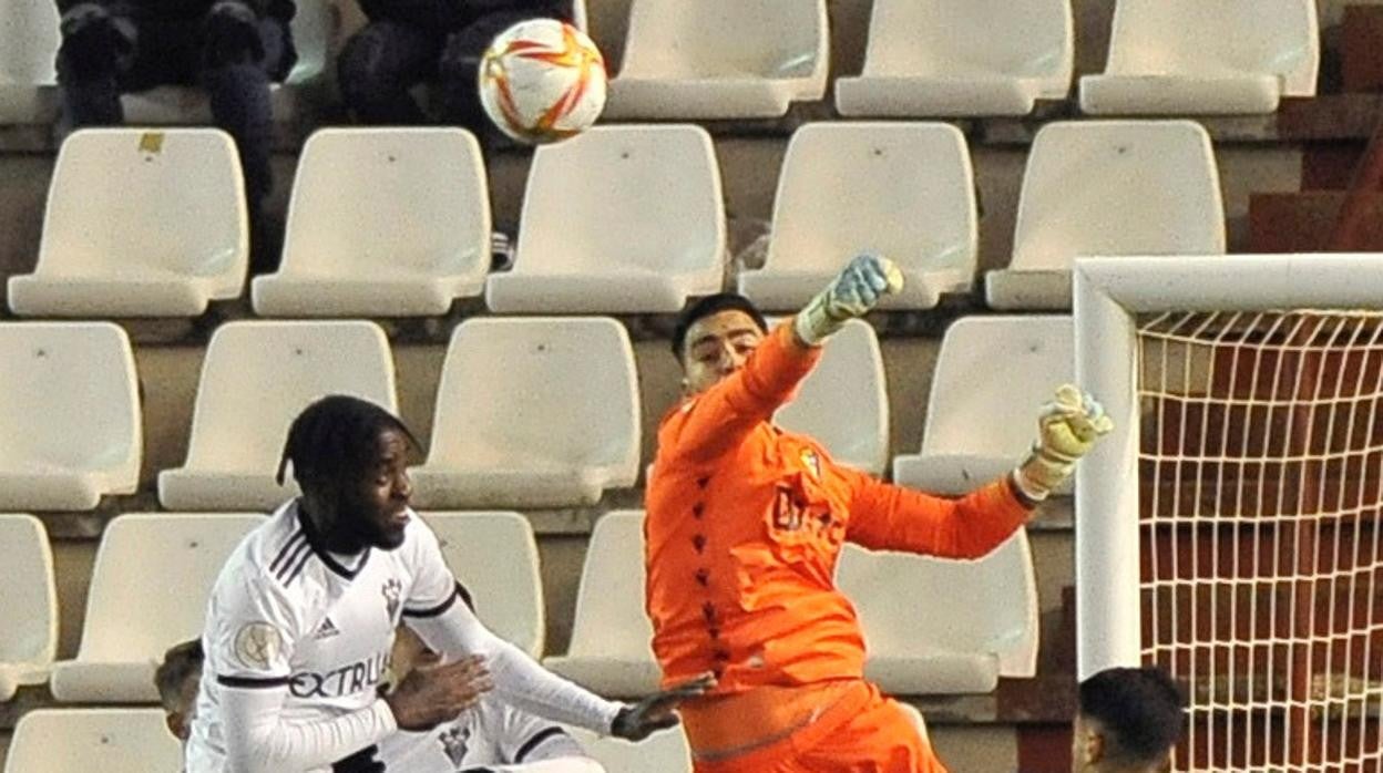 El meta madrileño en un despeje durante el partido.