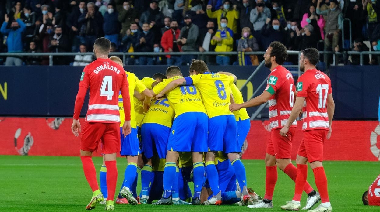 Los jugadores cadistas celebran el gol de Arzamendia ante el Granada.