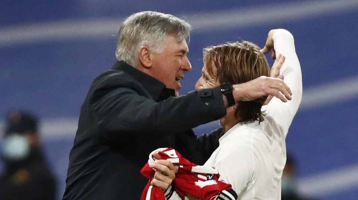 Modric y Ancelotti tras el partido contra el Atlético de Madrid.