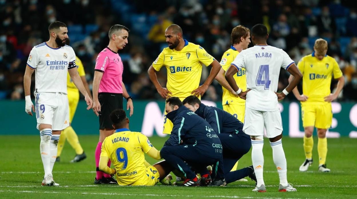 'Choco' Lozano se tuvo que retirar lesionado del rectángulo de juego.