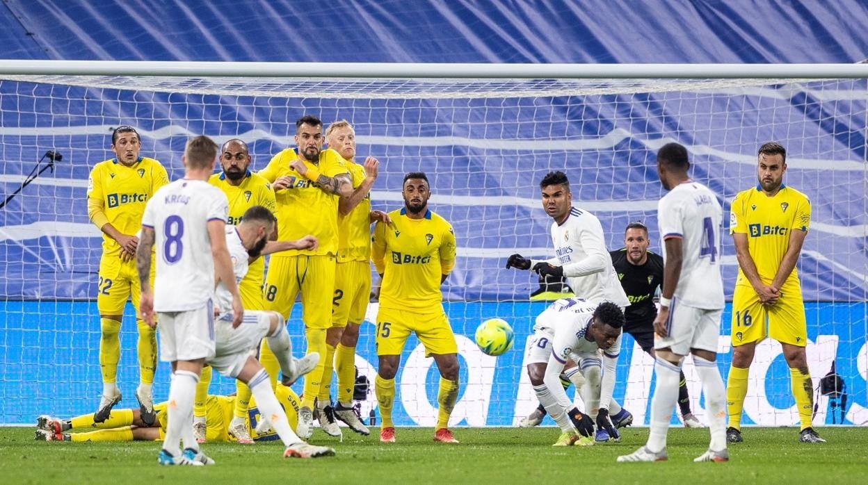 Los jugadores del Cádiz CF defienden una falta tirada por Benzema el pasado domingo en el Bernabéu.