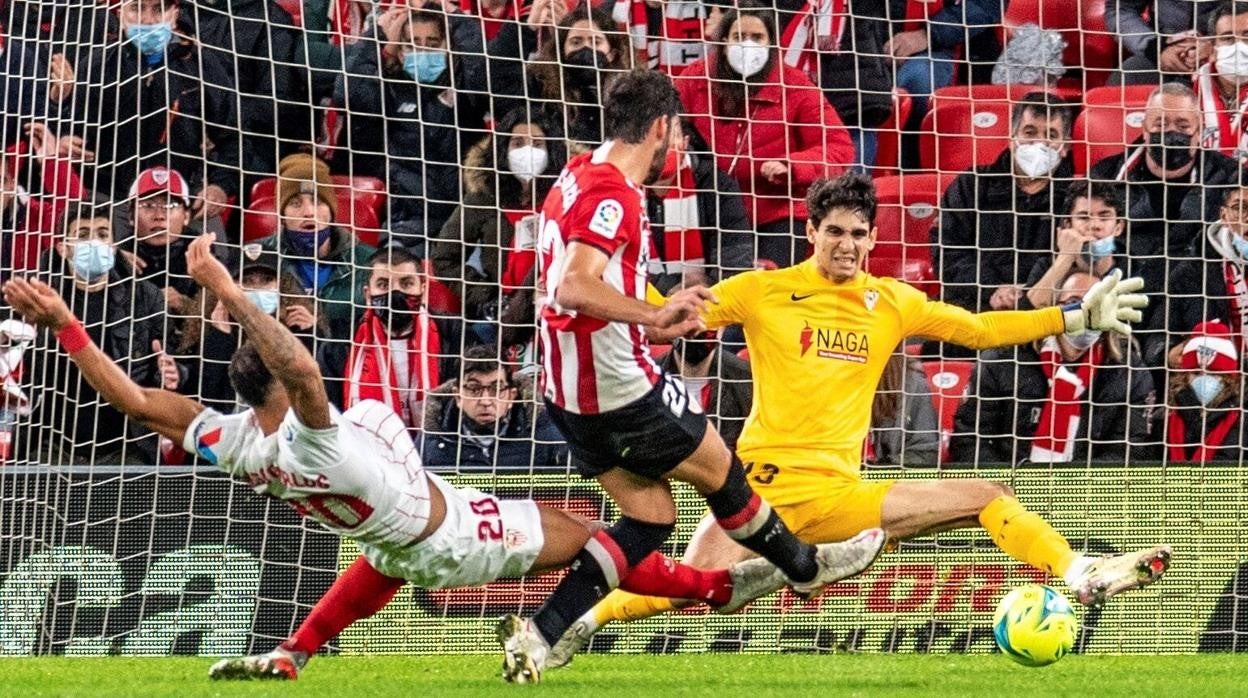 Bono, guardameta del Sevilla FC, podrá jugar ante el Cádiz CF en el primer partido del año para ambos equipos.