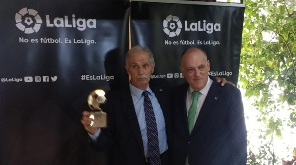 Antonio Navarrete, reconocido como mejor delegado por La Liga en 2019, junto a Javier Tebas