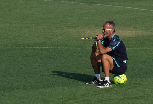 Álvaro Cervera tiene contrato con el Cádiz CF hasta el 30 de junio de 2024.